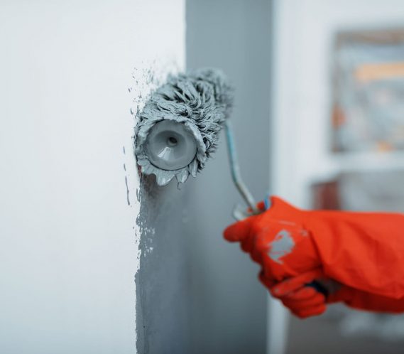 female-house-painter-hand-with-paint-roller-G4LXVPF.jpg